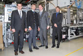 från vänster: VD Thomas Guglhör, Halblechs borgmästare Johann Gschwill, riksdagsledamoten Stephan Stracke och driftschefen Rolf Finsterwalder vid en rundtur på ept GmbH i Buching