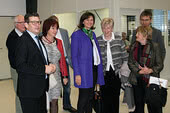Vd Thomas Guglhör, landskommunfullmäktigeledamot Maria Rita Zinnecker, ledamot av delstatsparlamentet Angelika Schorer, vice ordförande i distriktsrådet Ursula Lax och Halblechs borgmästare Johann Gschwill vid företagsbesöket hos ept GmbH iBuching