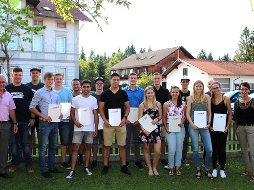 Sju lärlingar firar sin examen